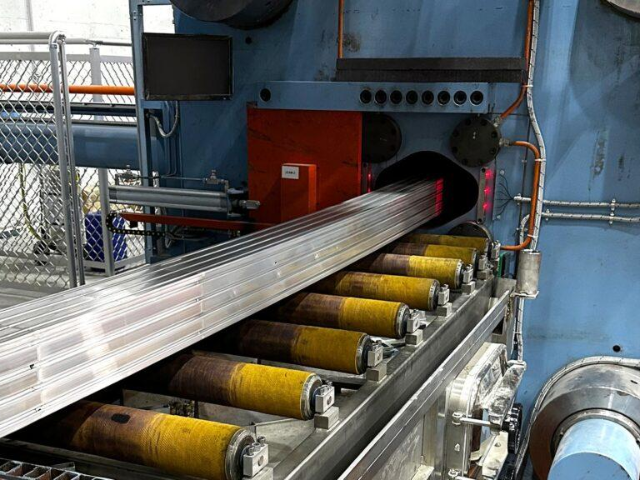 Aluminium extrusion plant run-out table with felt rollers