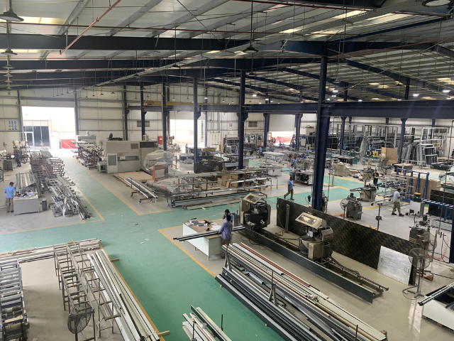 Aluminium fabrication workshop with felt pad and nomex strip profile protection